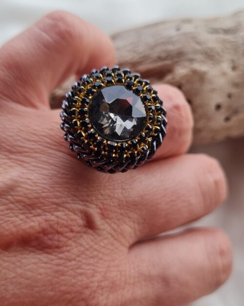 Anello regolabile nero e grigio