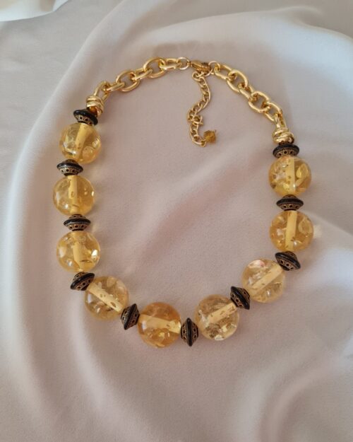 Collana girocollo in resina giallo crema