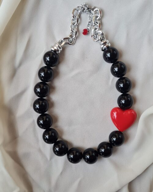 Collana nera con cuore rosso e catena argento