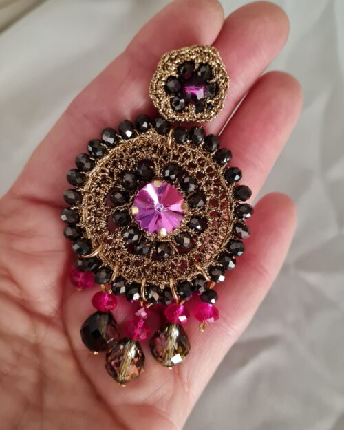 Orecchini pendenti Mandala con strass fucsia