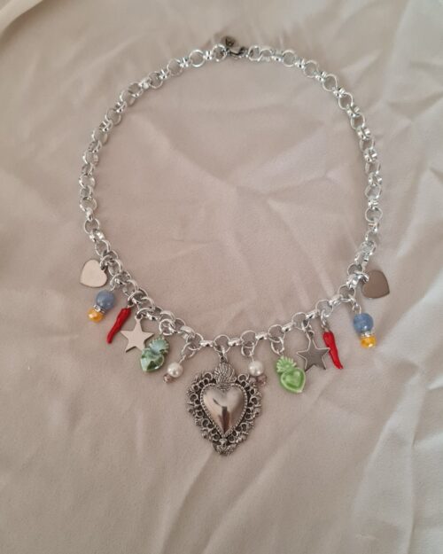 Girocollo argentato con piccoli pendenti colorati