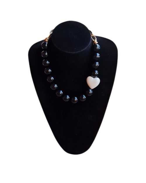 Collana nera con cuore bianco panna e catena oro