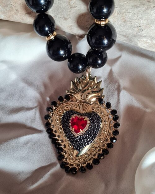 Collana nera con cuore sacro dorato e strass rosso