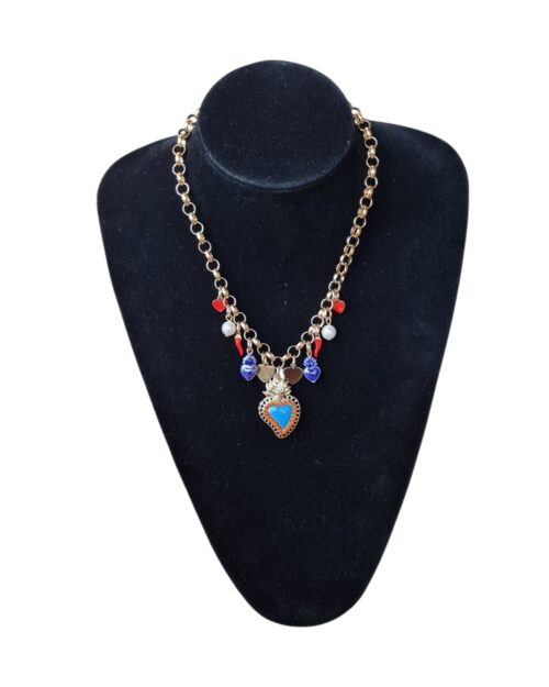 Girocollo dorato con piccoli pendenti e cuore sacro celeste