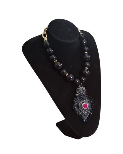 Collana nera con cuore sacro nero e catena dorata